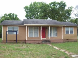 86 North St, Hawkinsville, GA 31036