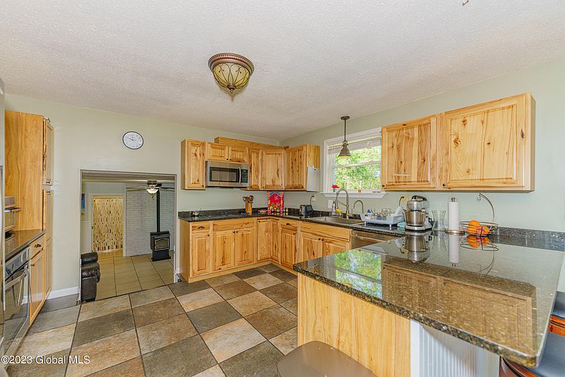 5th image of 948 Midline Road