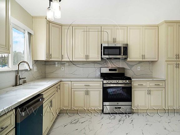 5th image of 1831 E Granada Ct