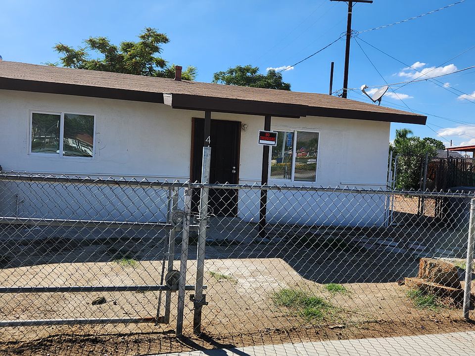 front and backyard completely fenced in for security