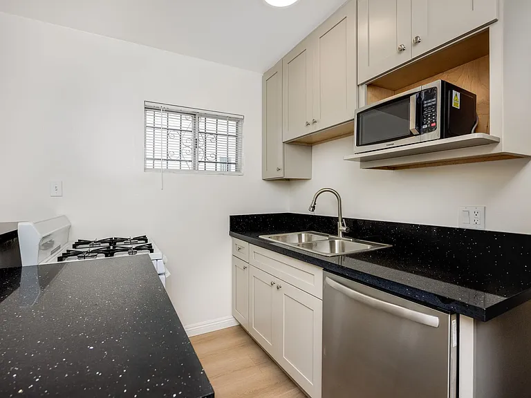 3620 S Budlong Ave — Photo 4