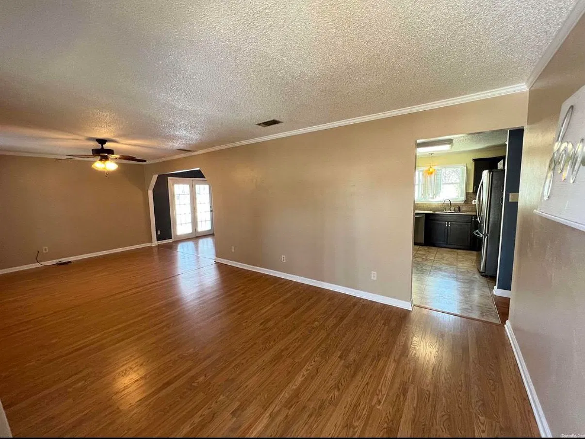 3 bed, 1.5 bath, 1349 sqft, $1,500 — Photo 3
