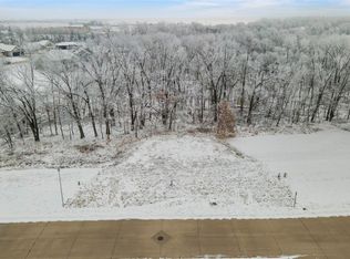 3065 Dell Ridge Ln, Hiawatha, IA 52233