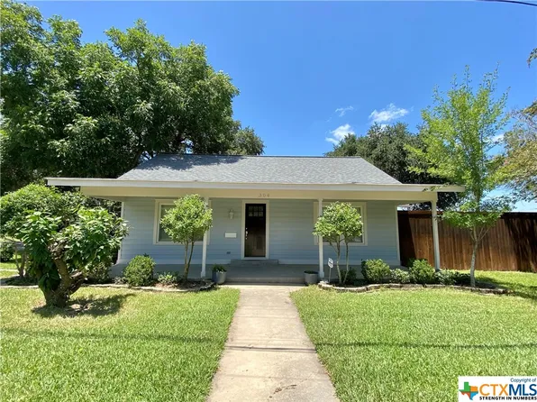 304 E Hiller St, Victoria, TX 77901