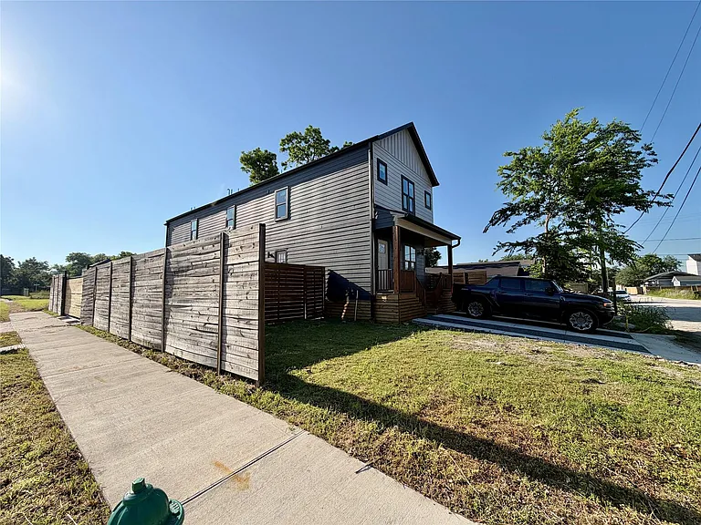 1002 E 33rd St — Photo 9