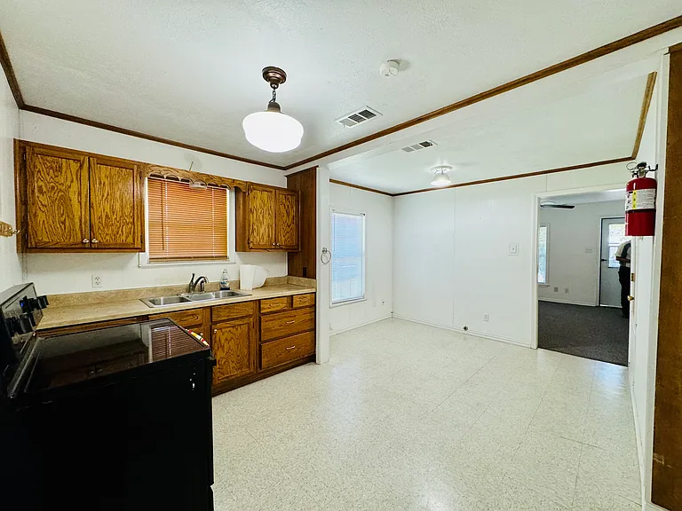 1909 Ross Ave — Photo 7