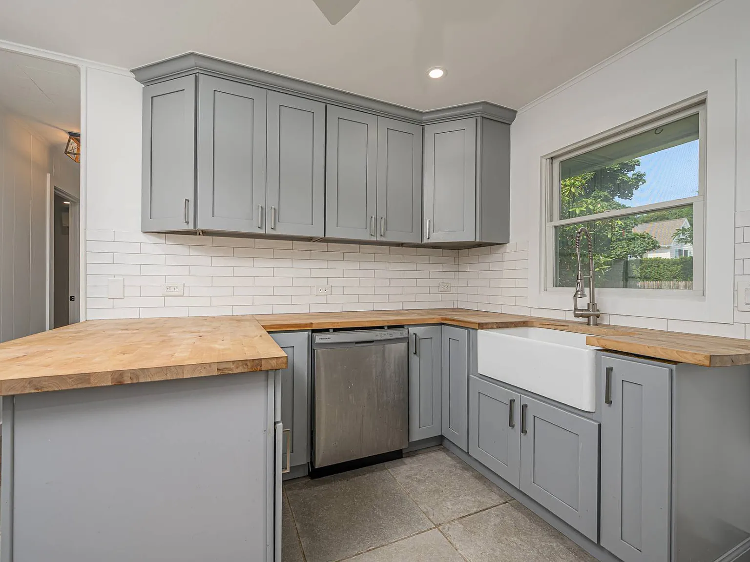 New! Renovated Year Round 2 Bedroom — Photo 3