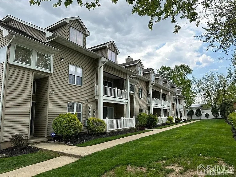 906 Montague Ave — Photo 1