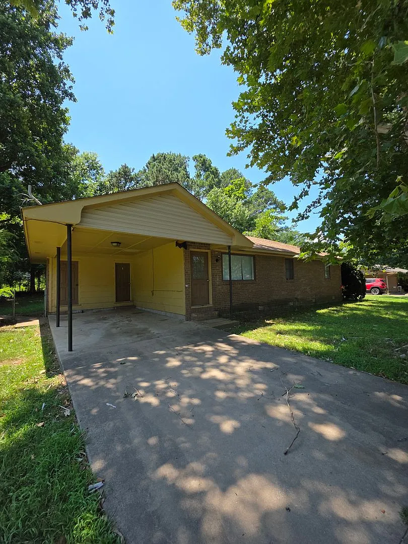 308 E Gum St — Photo 1