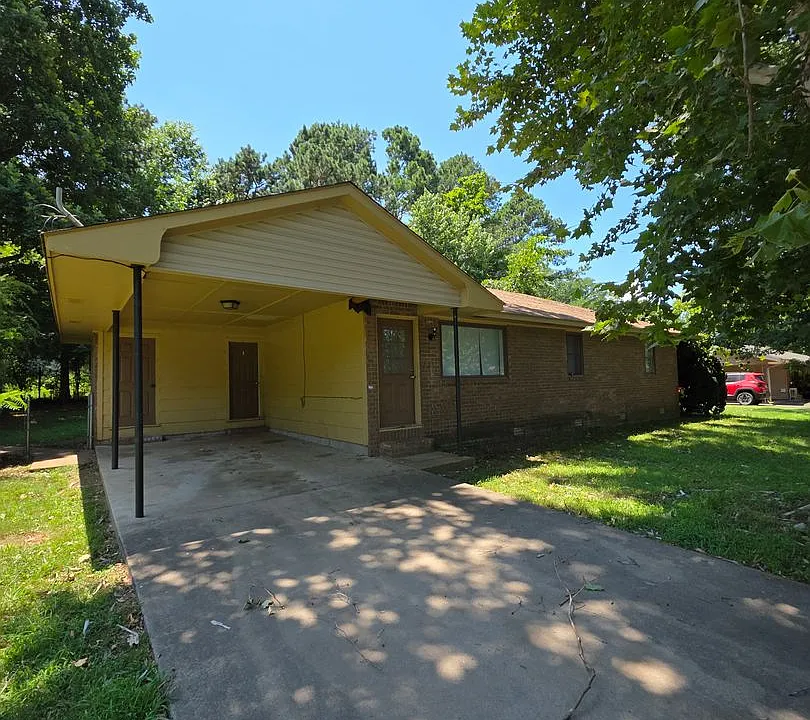 308 E Gum St