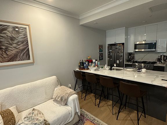2nd image of 531 Newbury St