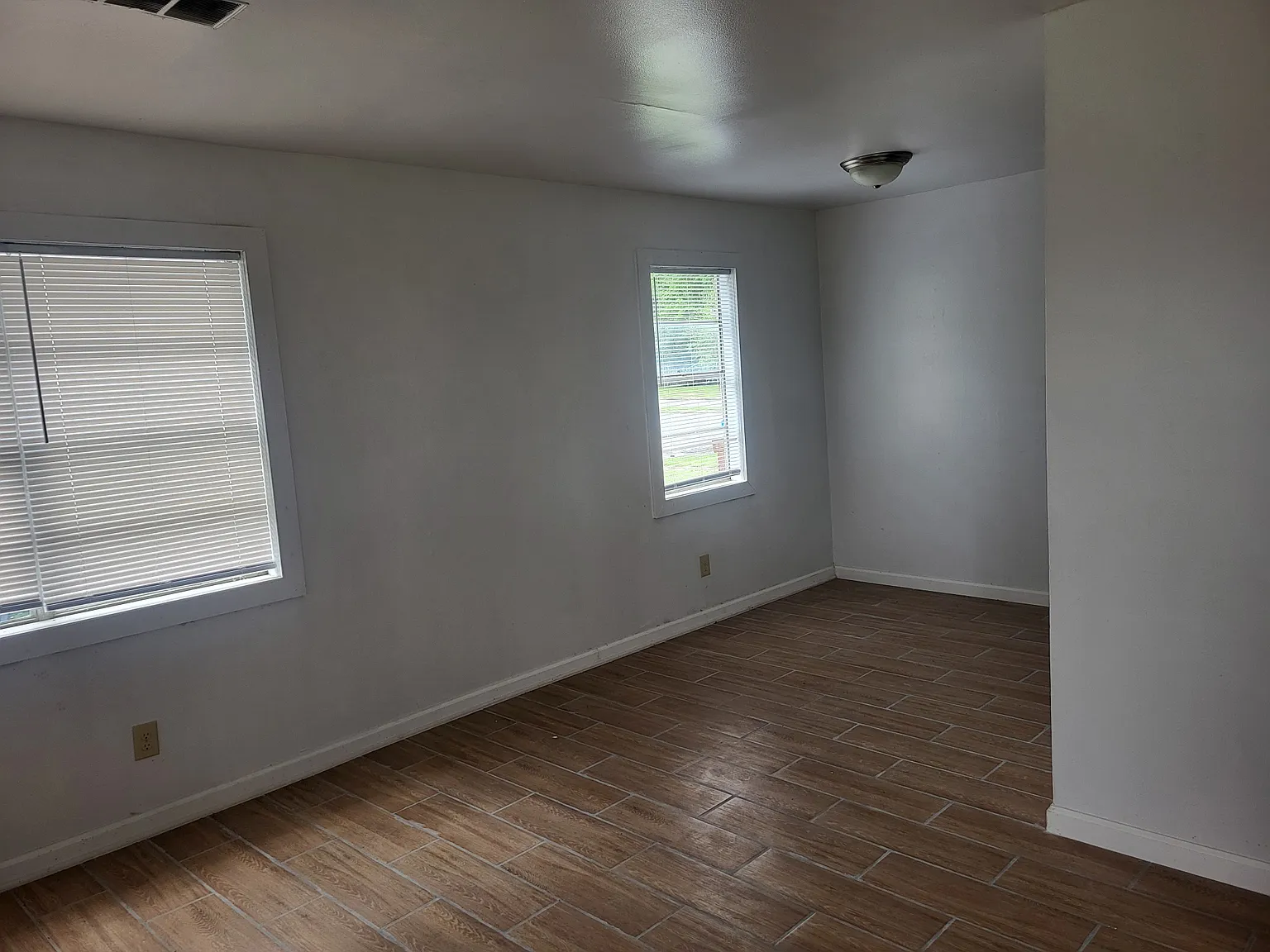 1 bed, 900 sqft, $695 — Photo 2