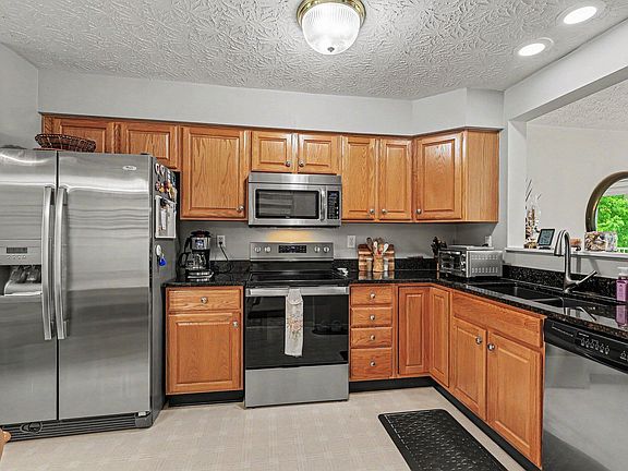 5th image of 75 Wellington Dr