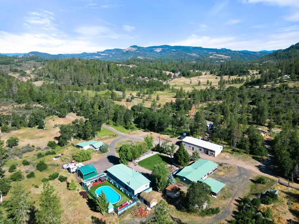 890 Crowfoot Rd, Eagle Point, OR 97524