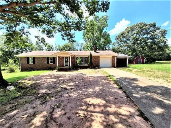 1073 W E King Rd, Commerce, GA 30530