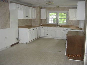 5th image of 1002 W Houston St