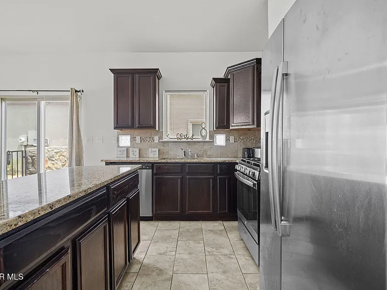 13760 Blackburn Ave — Photo 12