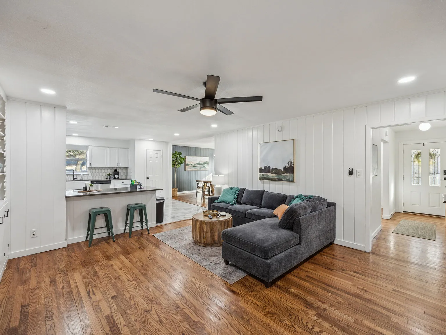 3 bed, 1796 sqft, $6,966 — Photo 4