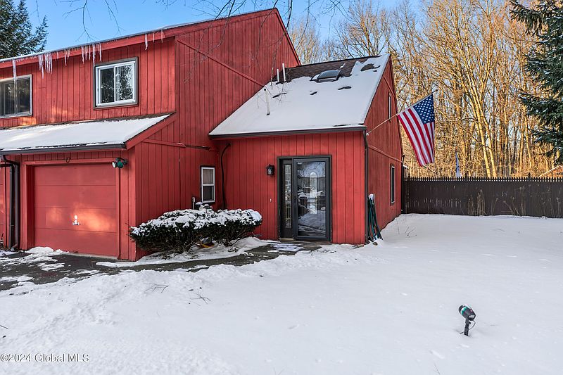 3rd image of 15A Woodbine Drive