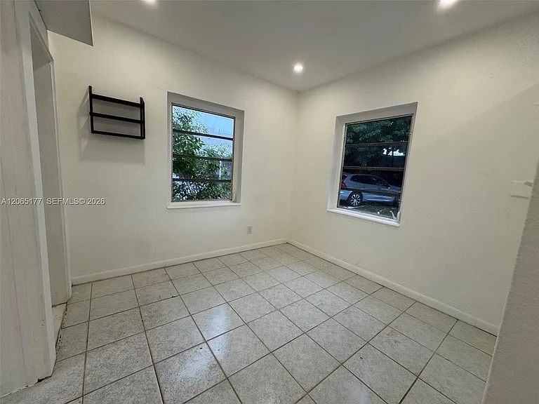 2380 NW Flagler Ter #R — Photo 5