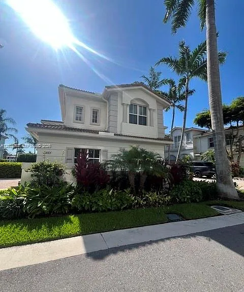 21025 NE 38th Ave — Photo 1