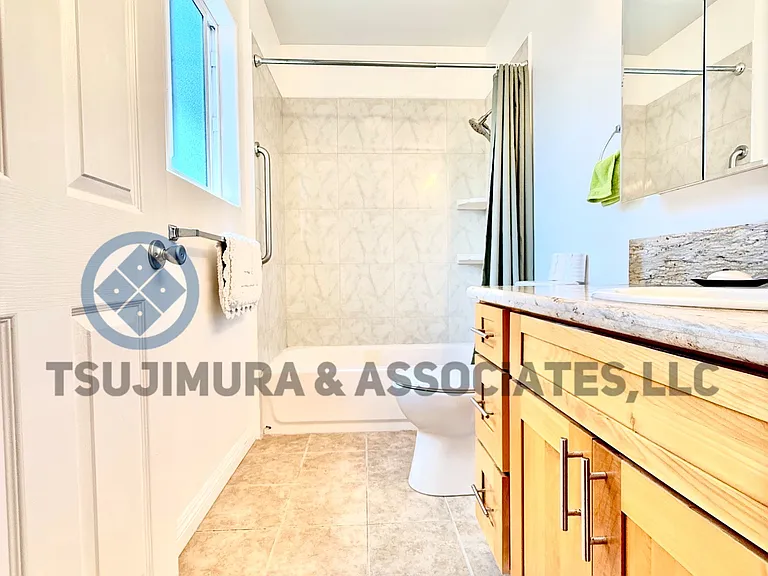 2323 E Manoa Rd — Photo 8