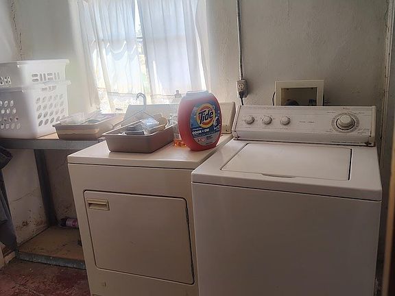 5th image of 409 E 5th St
