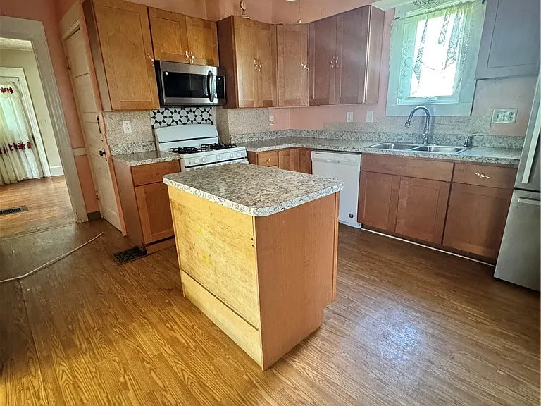 2331 Midland Ave — Photo 7