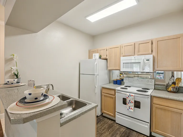 Lexington Apartments — Photo 7
