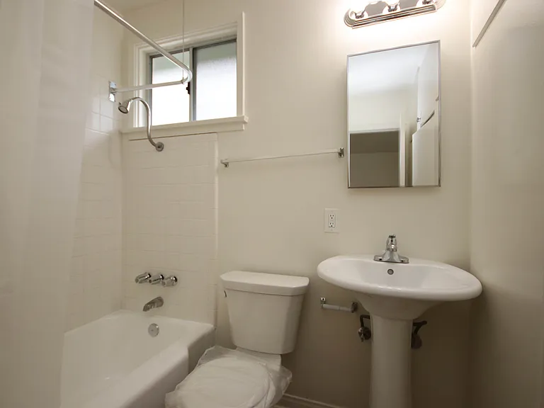 700 E Villa St #C — Photo 13