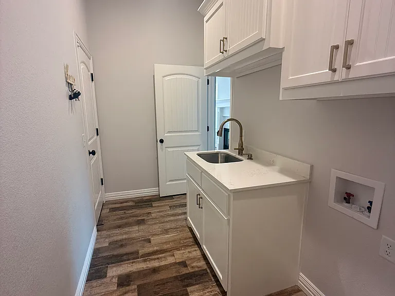 5007 Cy Young Dr — Photo 10
