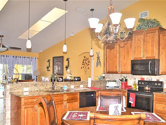 5th image of 158 NE Twylite Terrace