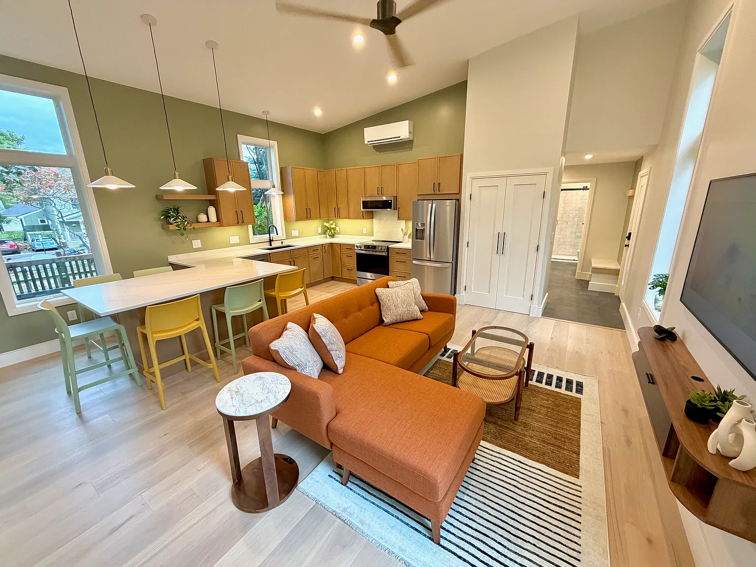 2 bed, 1100 sqft, $4,149 — Photo 1