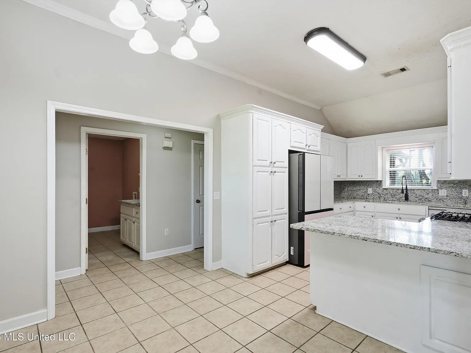 3 bed, 2.0 bath, 1747 sqft, $2,300 — Photo 4