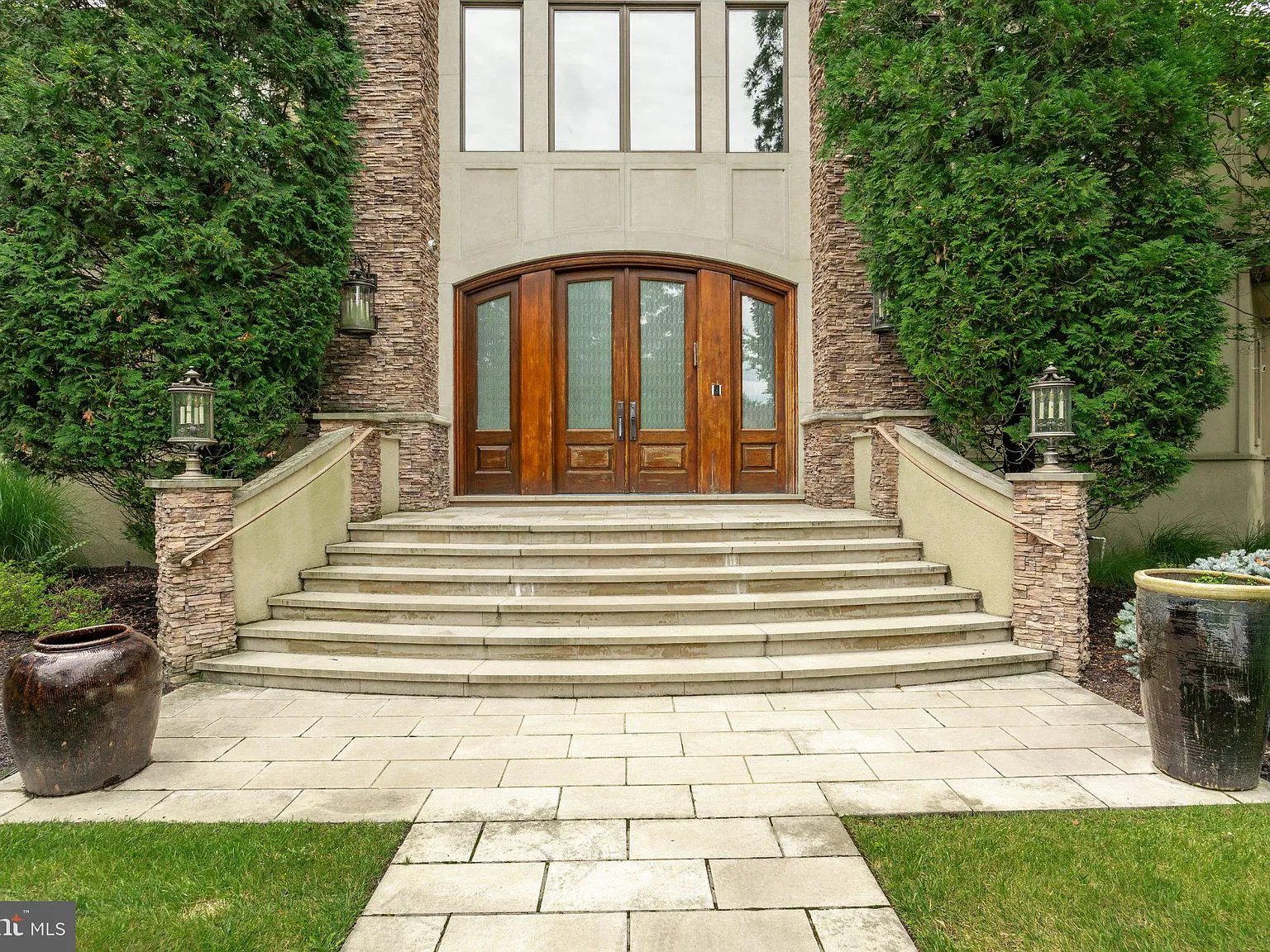 5 bed, 7.0 bath, 9784 sqft, $20,000 — Photo 1