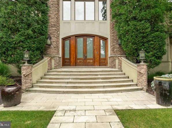 4 Southwood Dr, Cherry Hill, NJ 08003