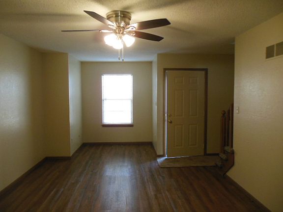 3rd image of 633 NE English Manor Dr