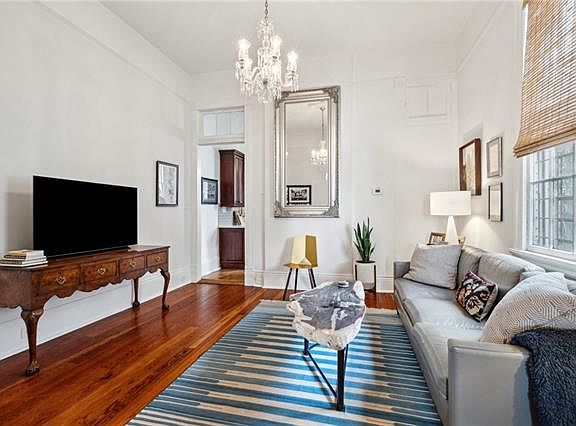 4th image of 1812 Valence St