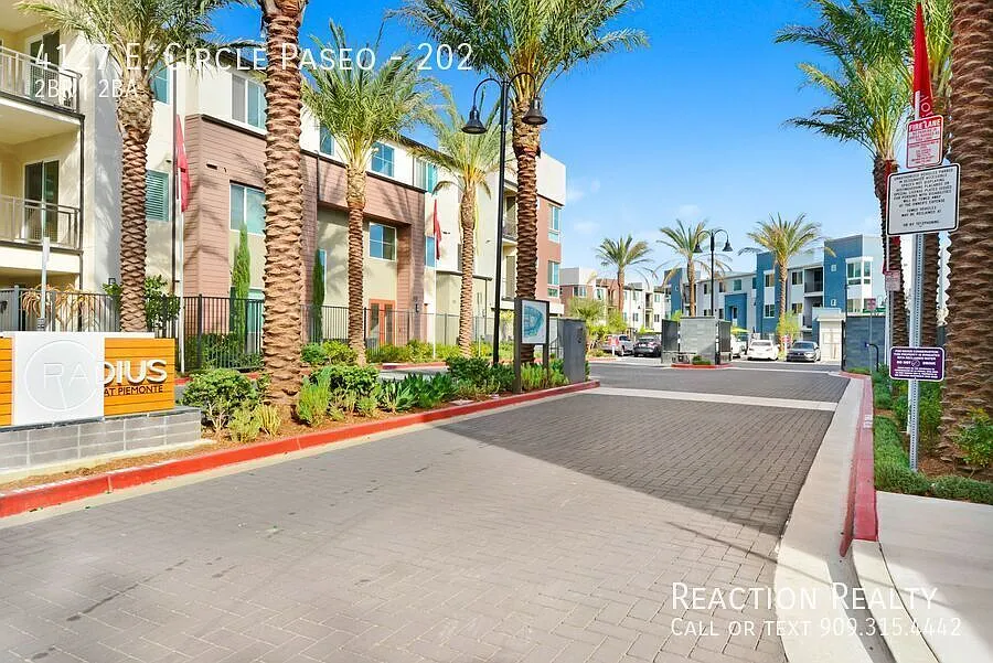 Just reduced and priced to rent fast! Modern Urban 2 Bed, 2 Bath Condo in Prime Ontario Location. — Photo 2