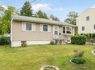37 Cayuga Dr, Peekskill, NY 10566
