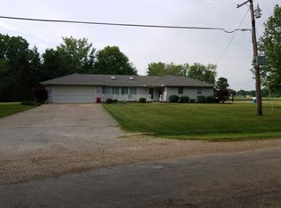 10210 E Lakeside Rd, Effingham, IL 62401