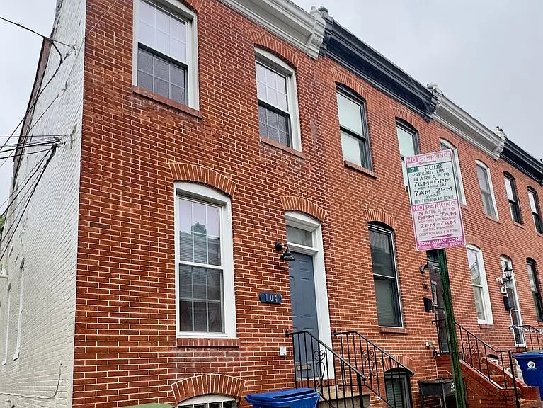 104 E Clement St — Photo 1