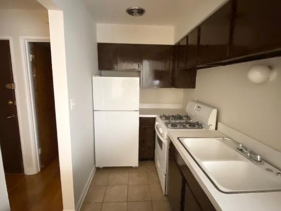 5th image of 5909 N Kenmore Ave APT 505