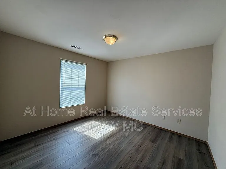 1132 S Clifton Ave — Photo 4
