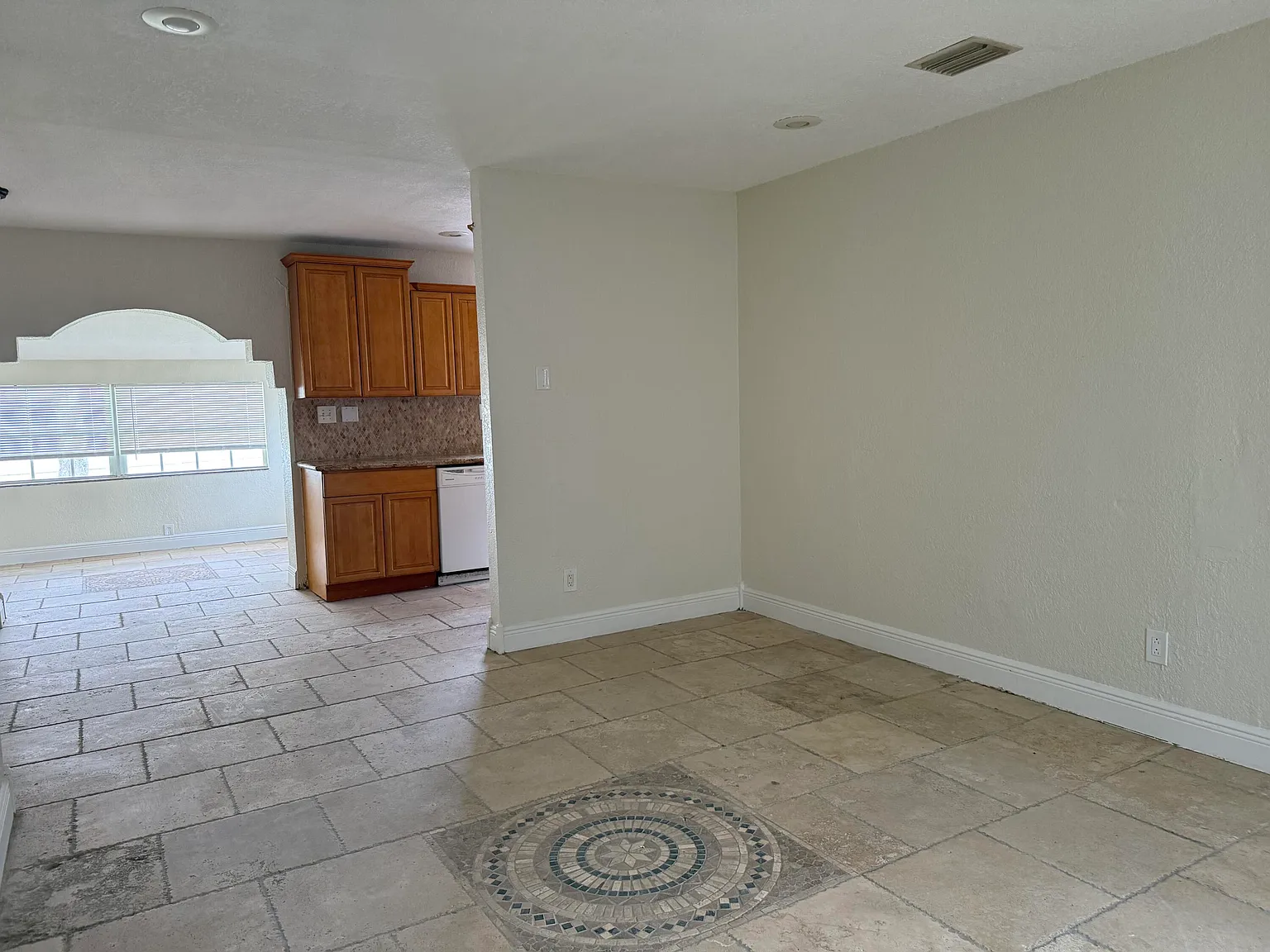 4 bed, 2.0 bath, 1309 sqft, $3,200 — Photo 4