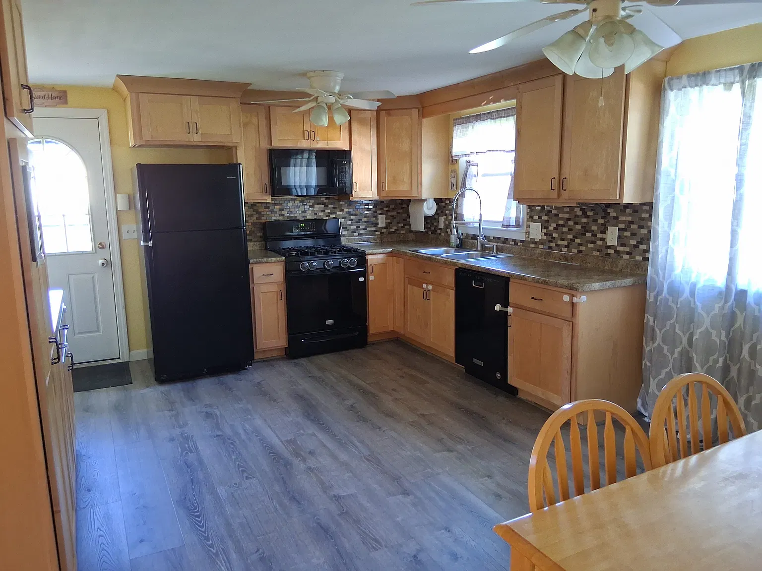 3 bed, 2106 sqft, $3,200 — Photo 2