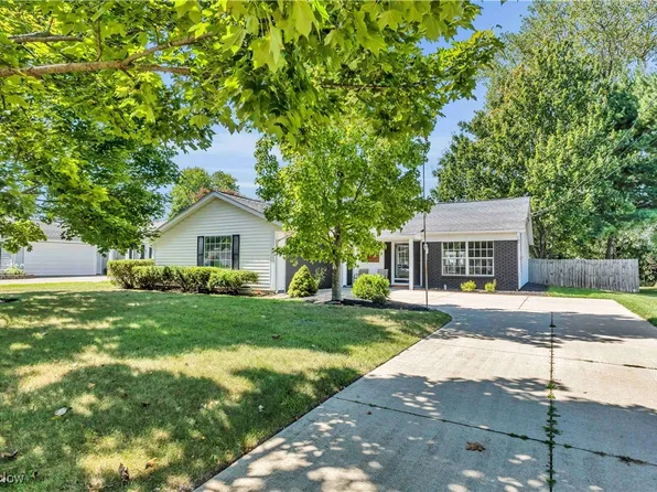 227 W Parkway Dr, Madison, OH 44057