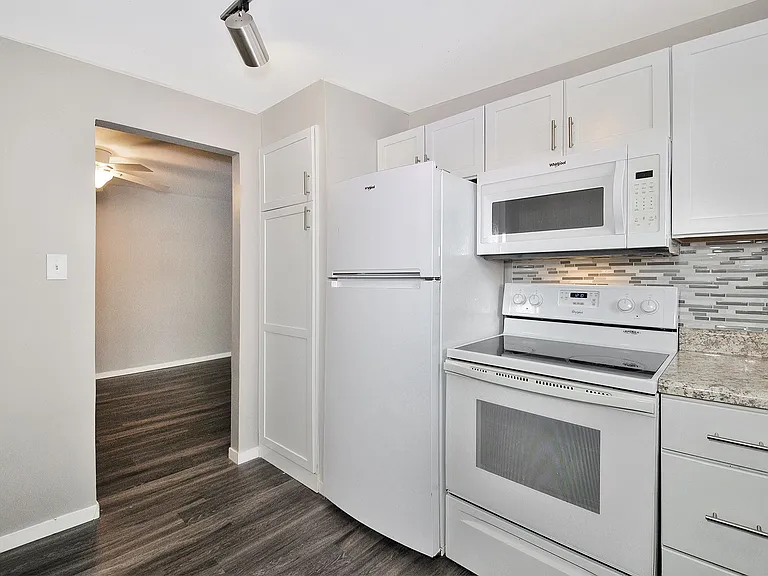 District Royal Oak Apartments — Photo 11