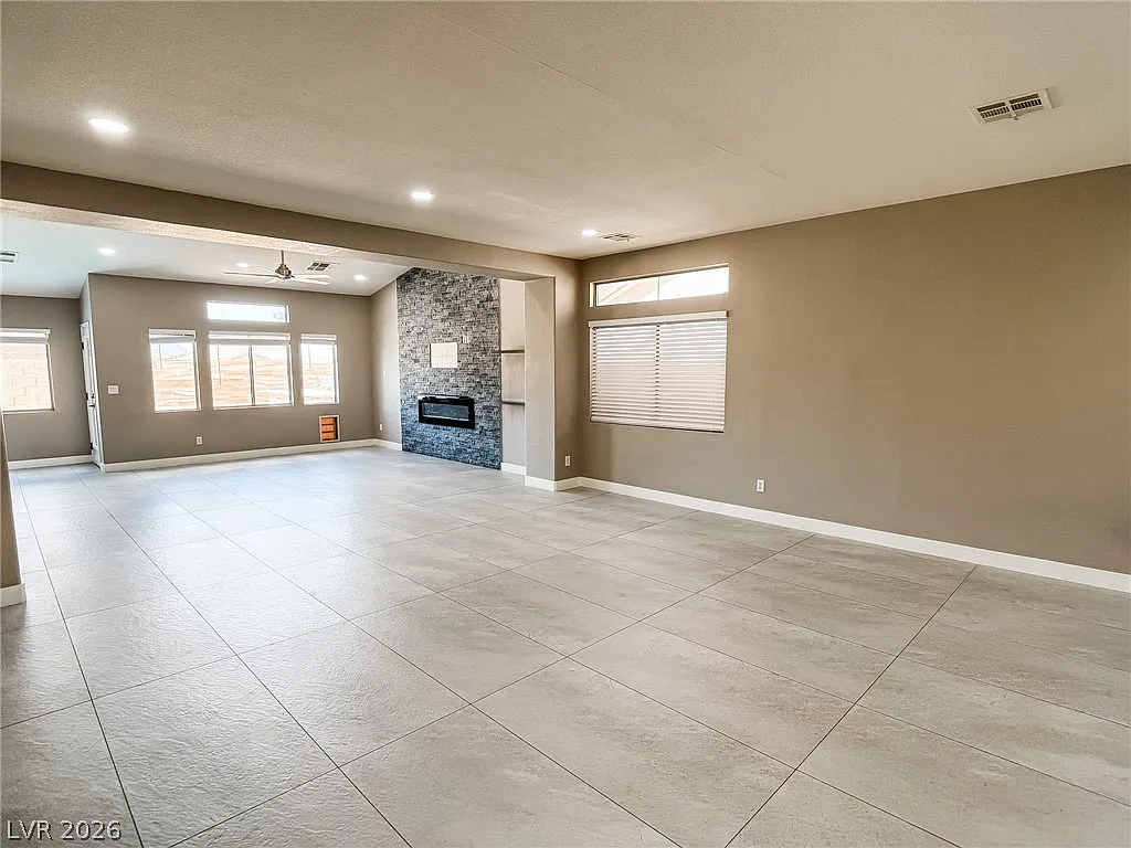 4 bed, 2.0 bath, 1959 sqft, $2,950 — Photo 2