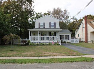 11 Park St, Blue Point, NY 11715